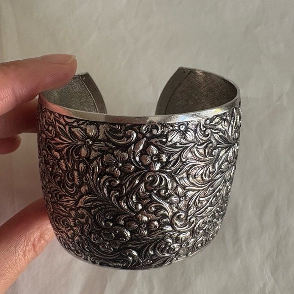 Vintage Sarah Coventry Bracelet Fashion Cuff in pewter from 1973 - Picture 2 of 10